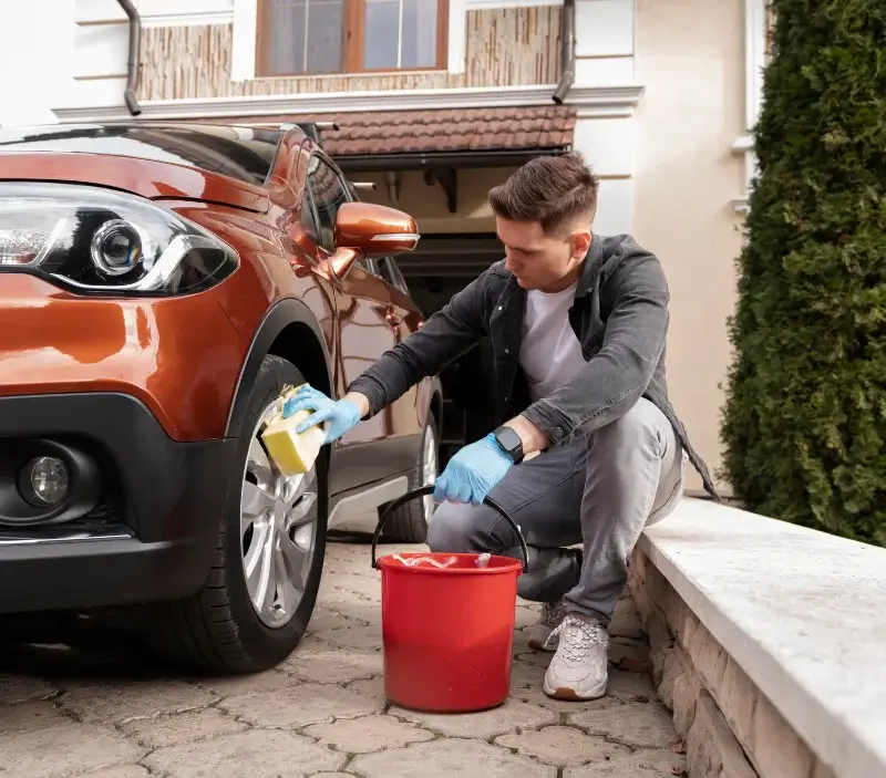 Lavage auto à domicile Pérouges : professionnel intervenant sur un véhicule